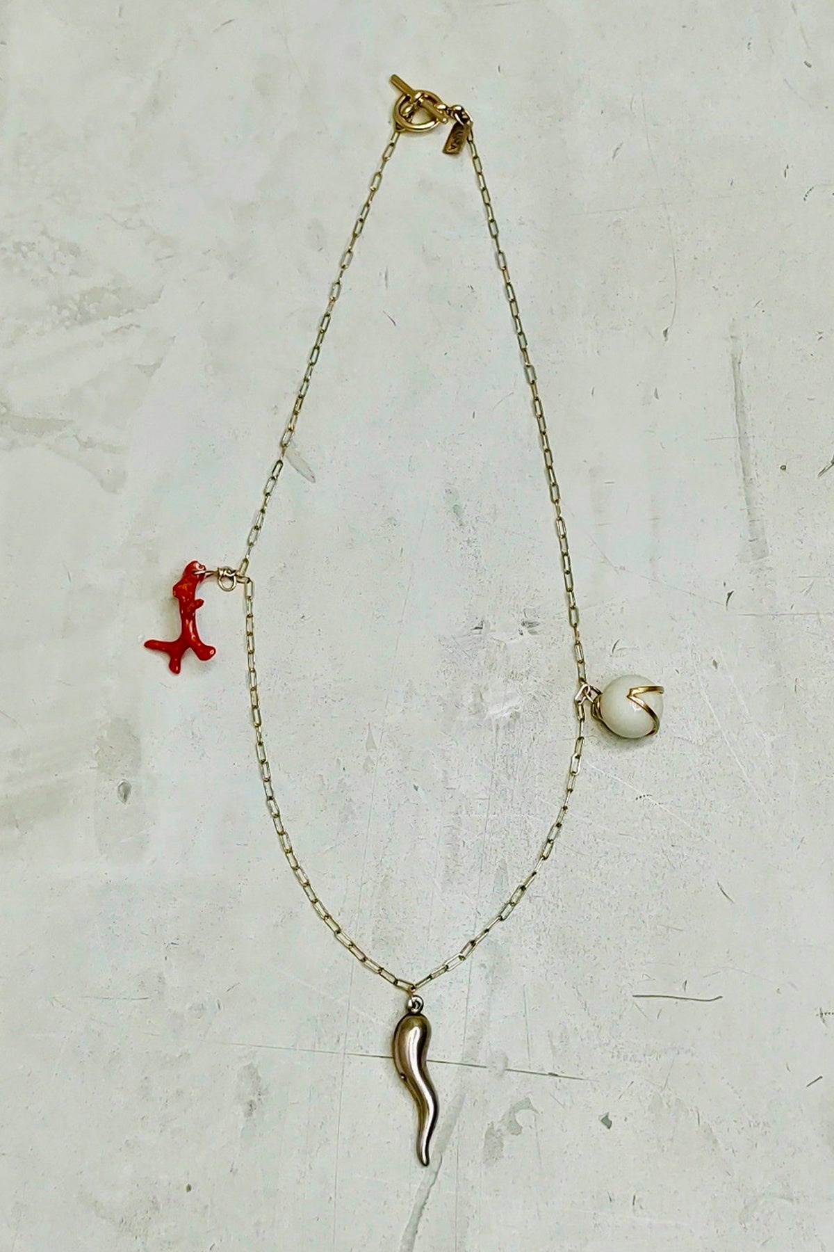 Collar charm con colgante delicado en diseño minimalista sobre fondo blanco ideal para complementar cualquier look elegante y casual