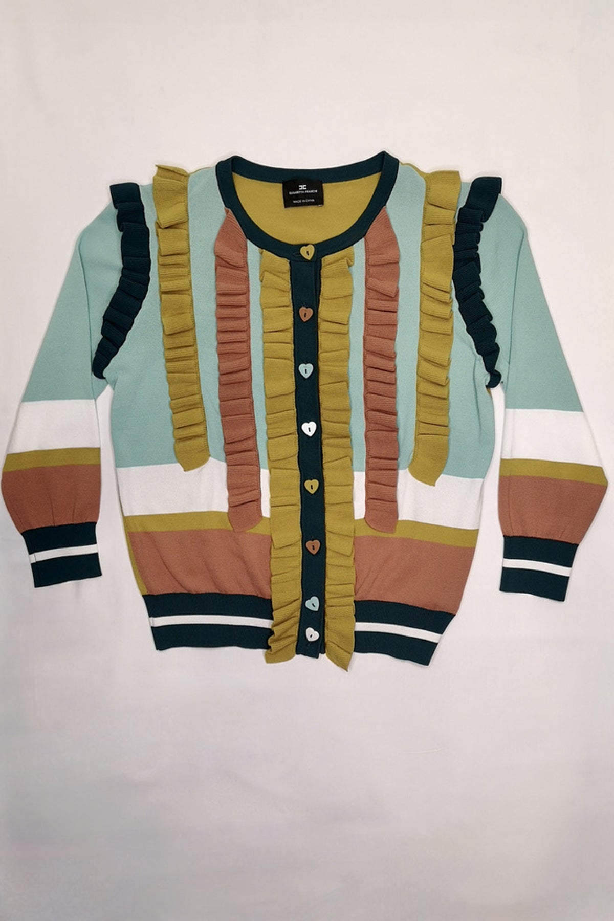 Cárdigan en tono pastel con manga tres cuartos, volantes frontales y botones multicolor para un look romántico y juvenil