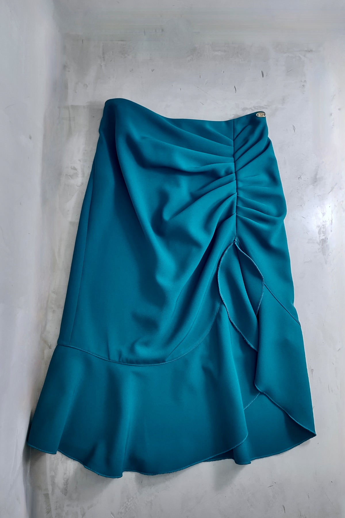 Falda midi Elisabetta Franchi en crepé de seda con pliegues drapeados, ideal para looks sofisticados con blazers o tops de seda
