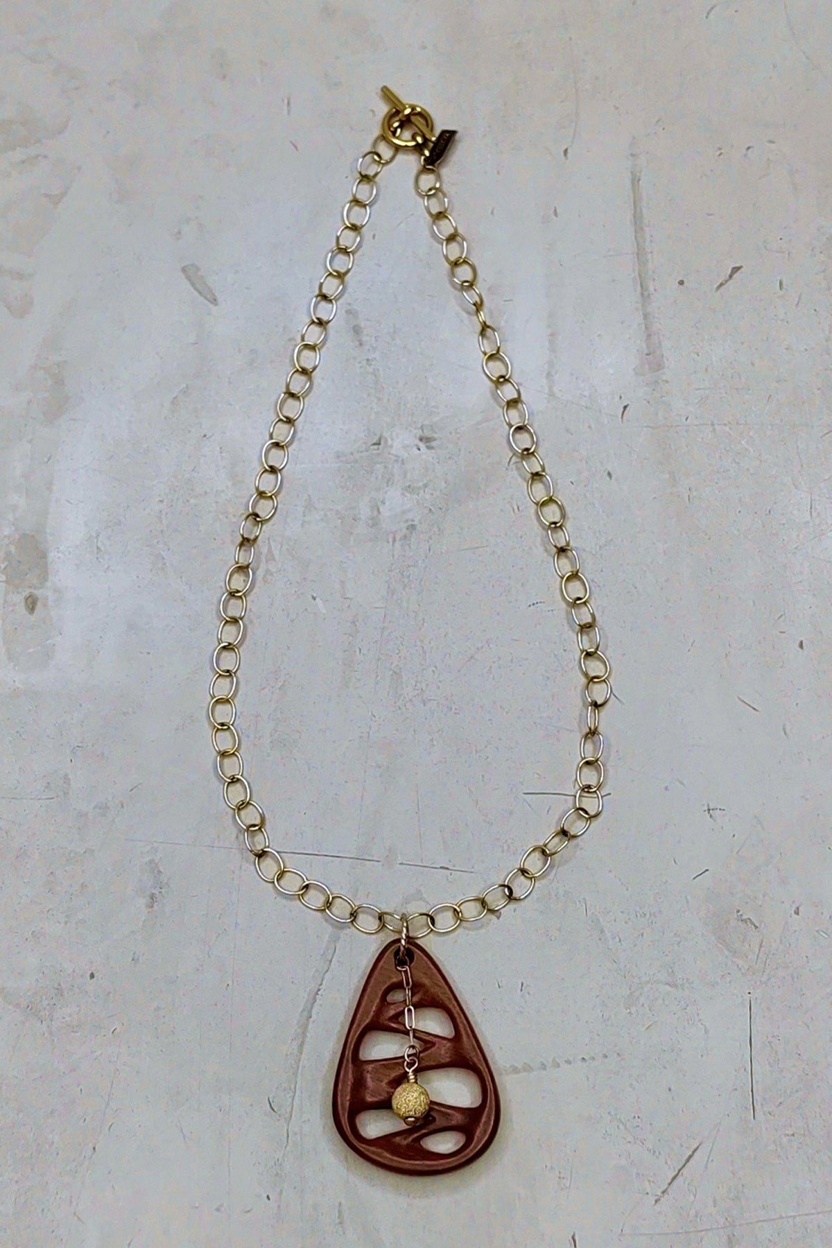 Collar Mima Jewelry elaborado en madera natural con diseño artesanal único para un estilo bohemio y elegante