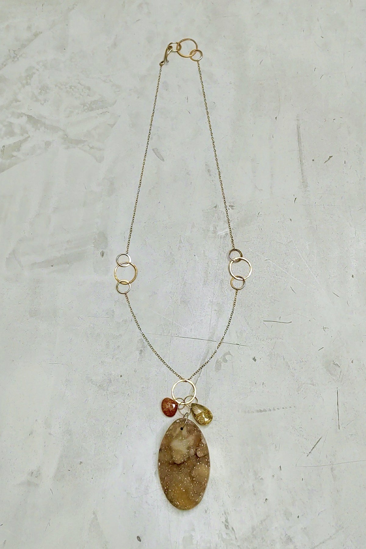 Collar Melissa Joy Manning con diseño artesanal único en plata, perfecto para looks elegantes y sofisticados