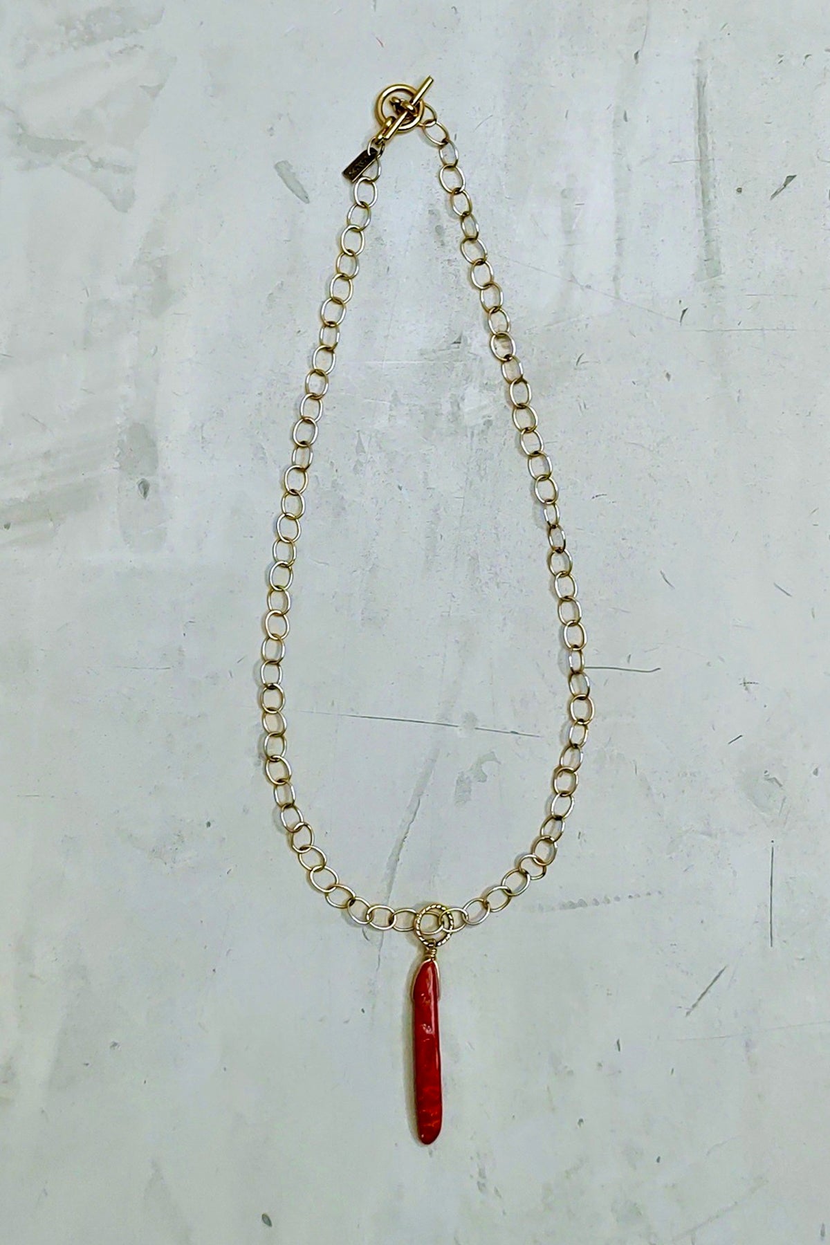 Collar Mima Coral con diseño artesanal en tonos coral y acabado natural para un estilo fresco y sofisticado