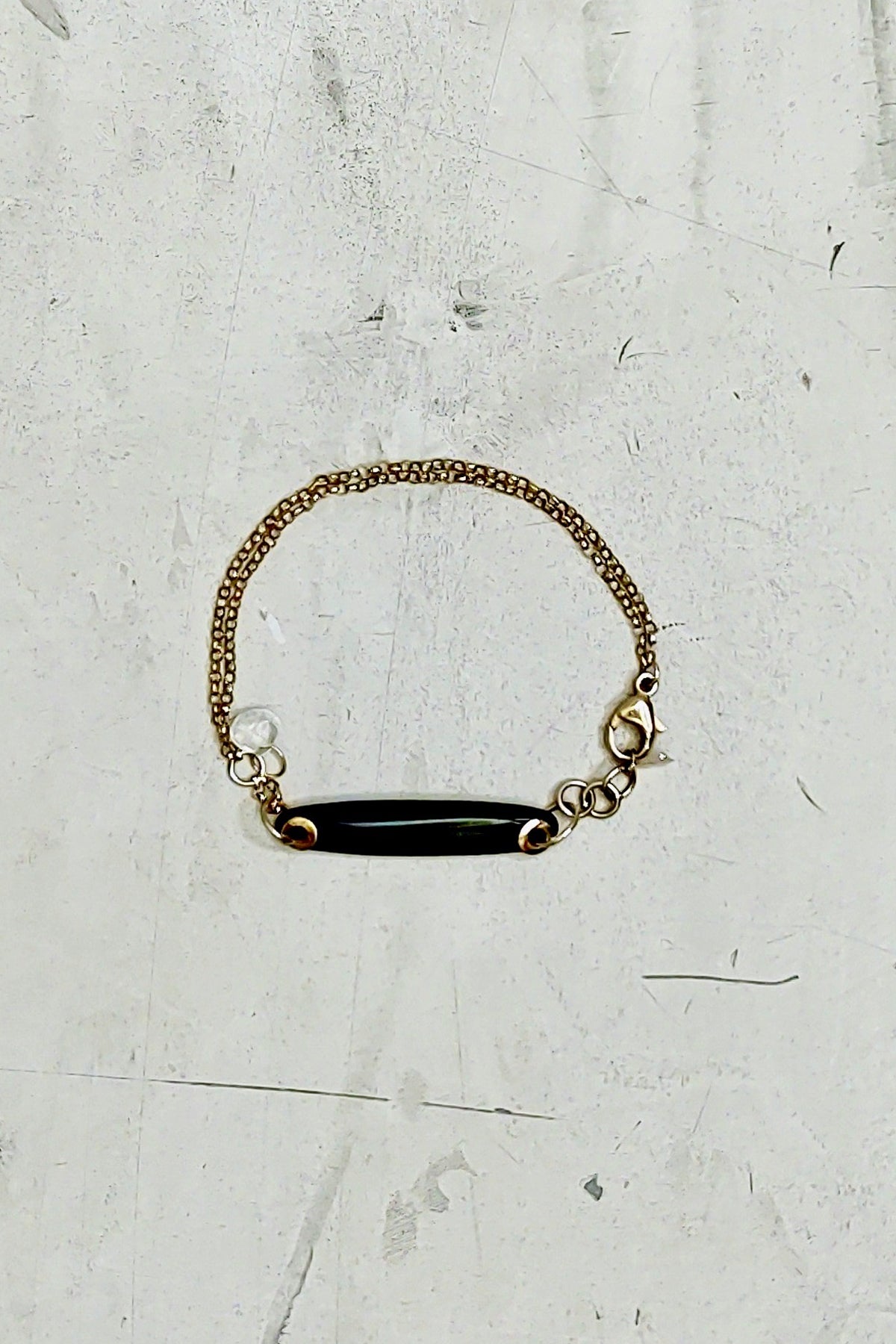 Pulsera Jewelry con diseño elegante y moderno en tonos dorados para complementar cualquier look con un toque sofisticado