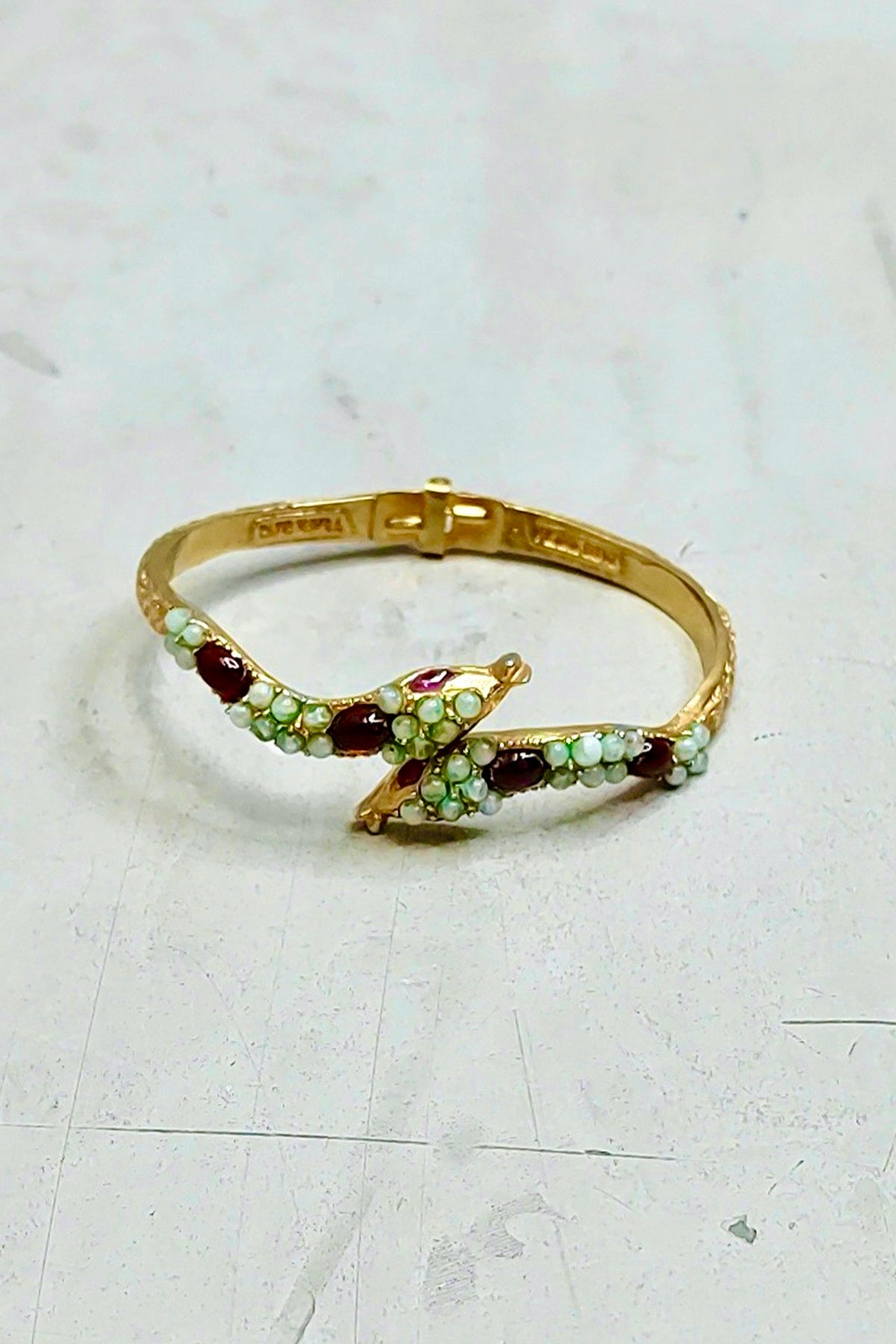 Pulsera Padé estilo serpiente con cristales jade verde, diseño elegante y sofisticado para complementar cualquier look actual