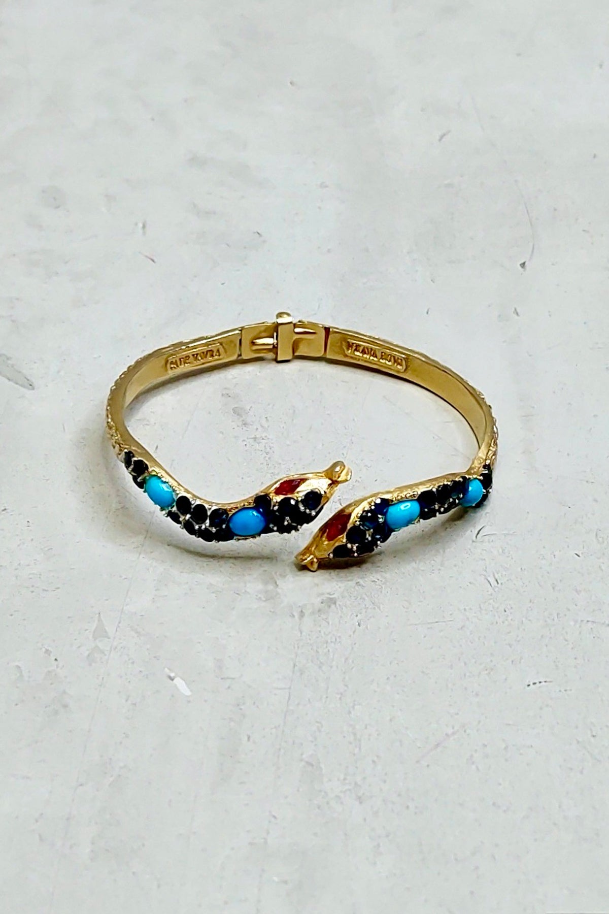 Pulsera Padé Vavra diseño serpiente con cristales zafiro, elegante accesorio de joyería para un look sofisticado y moderno