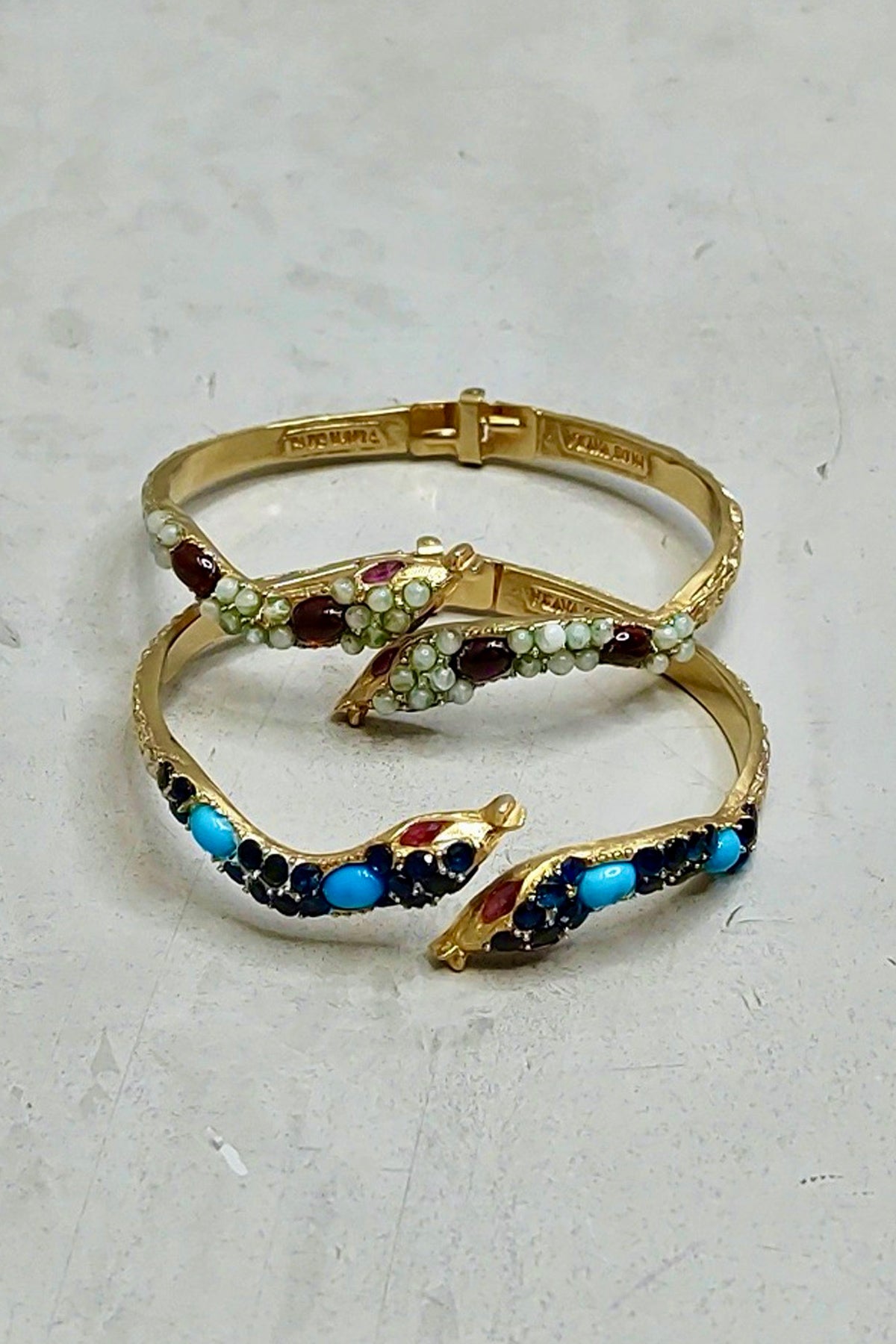 Pulsera Padé en forma de serpiente con cristales verdes jade, complemento exclusivo para aportar un toque único y refinado