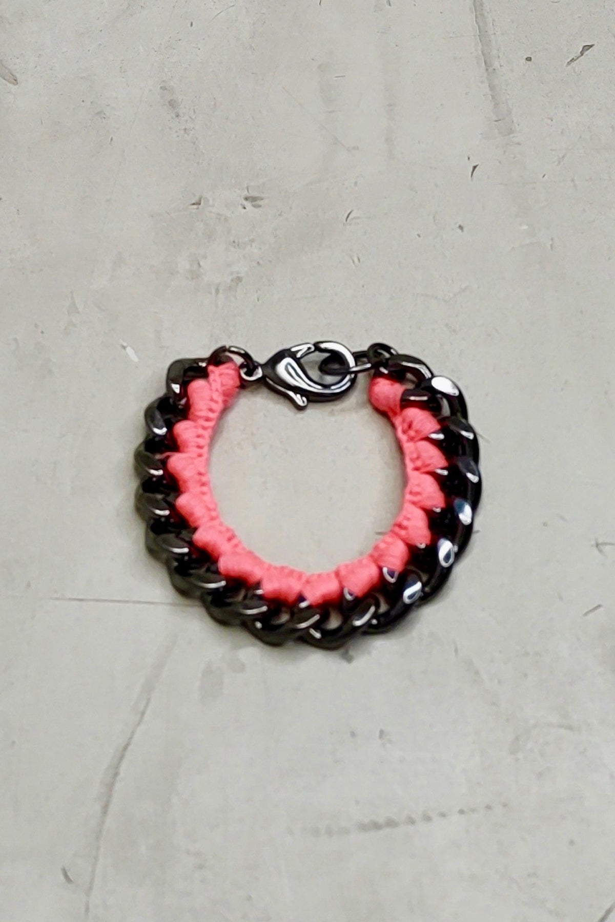 Pulsera de cadena en color neón rosa vibrante con eslabones grandes y cierre seguro para un estilo llamativo y moderno