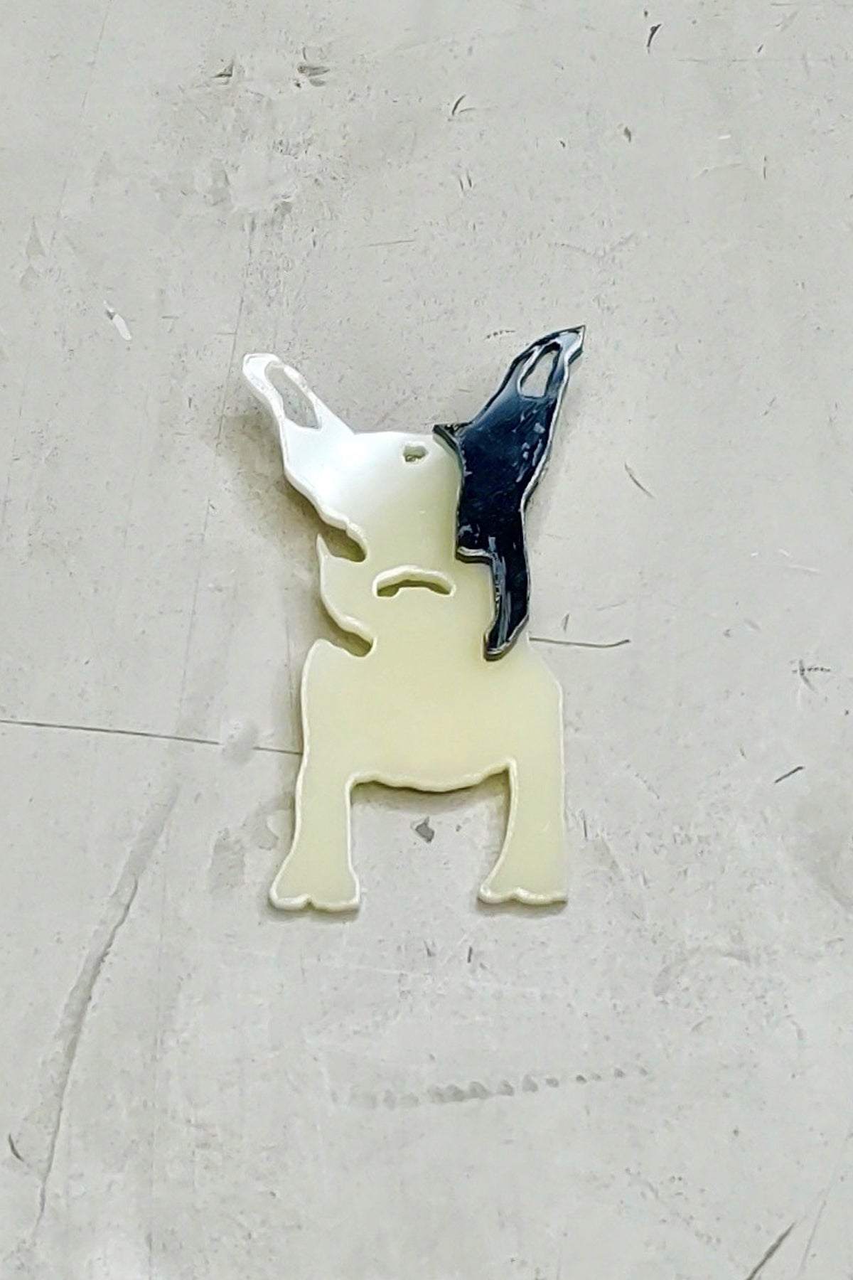Broche Twinkle By Wenlan con diseño de perro en tonos beige y detalles brillantes para añadir un toque divertido y elegante a tus looks