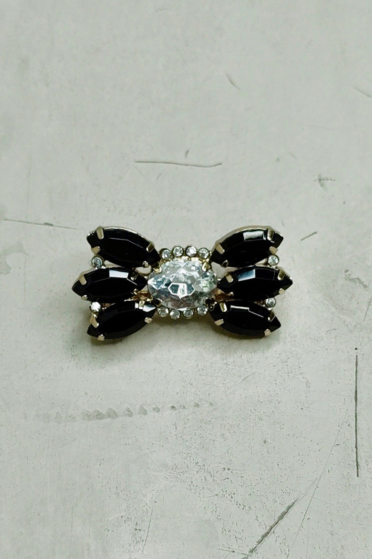 Broche Flower con diseño floral elegante y detalles brillantes que aportan un toque sofisticado y femenino a tu look