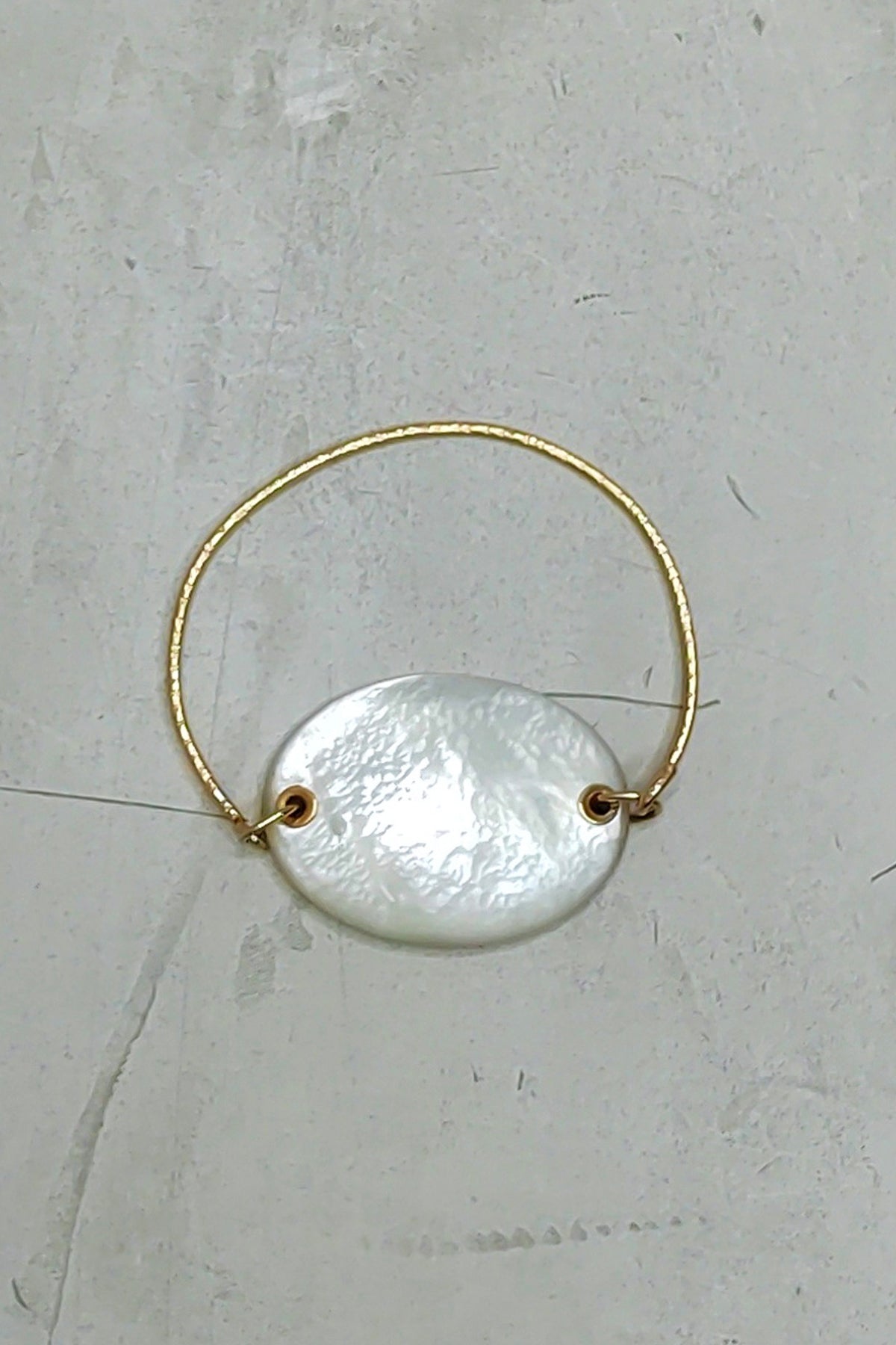 Pulsera de nácar con diseño delicado y elegante ideal para complementar cualquier look con un toque natural y sofisticado