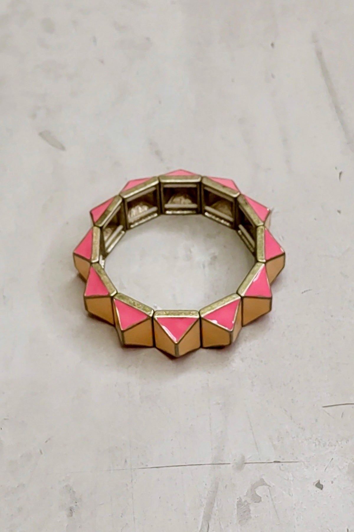Pulsera Pyramid con diseño geométrico en acabado metálico, ideal para complementar estilos modernos y elegantes