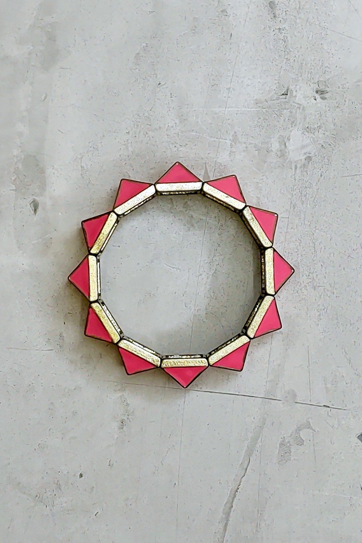 Pulsera Pyramid mostrando detalle de sus formas piramidales y cierre ajustable sobre fondo blanco para máxima visibilidad