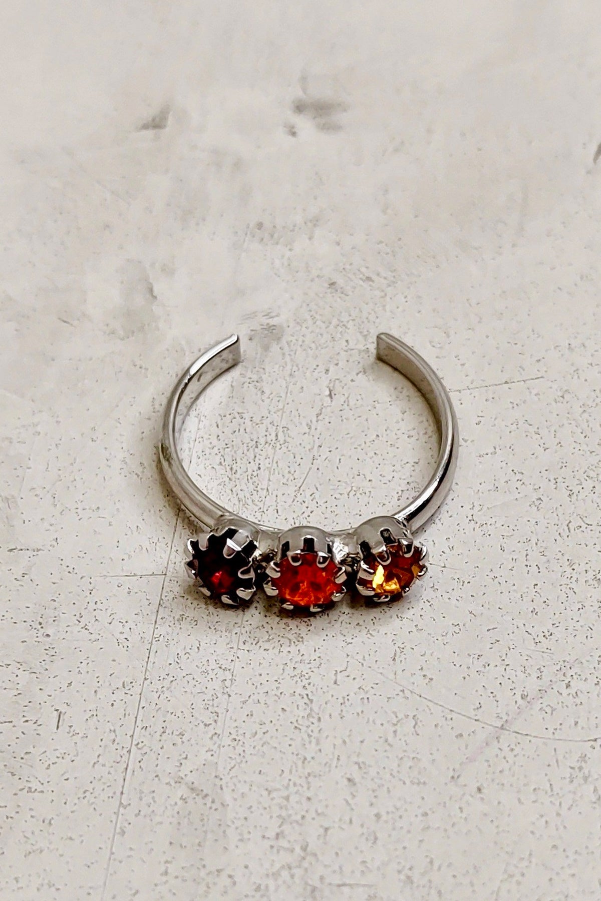 Anillo para pie Tarina Tarantino con topacio Hyac brillante en diseño elegante y moderno, perfecto para estilizar tus looks veraniegos