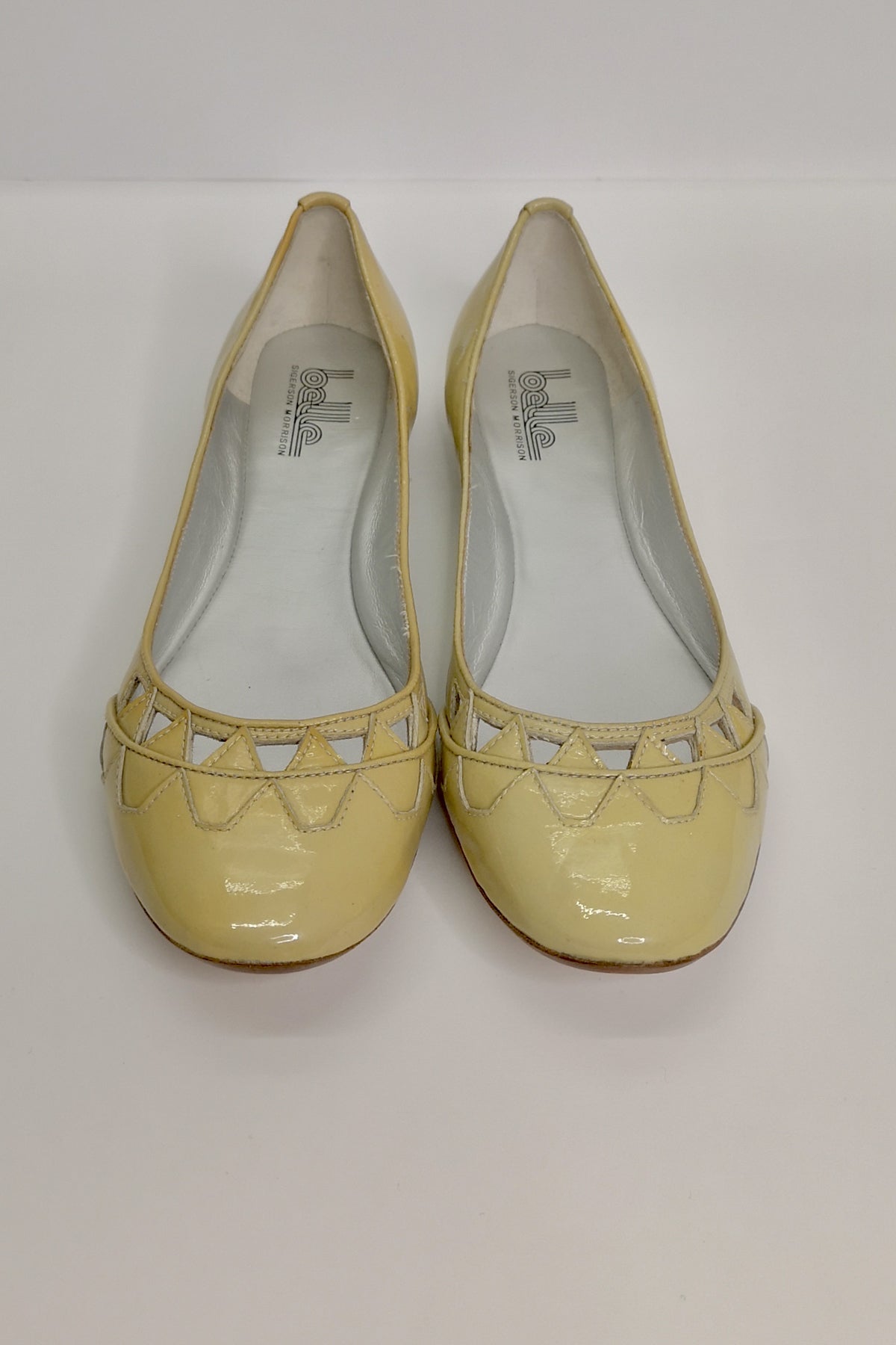 Bailarinas Sigerson Morrison Baltimora en charol negro, punta redonda y detalle de lazo minimalista para un look elegante y versátil