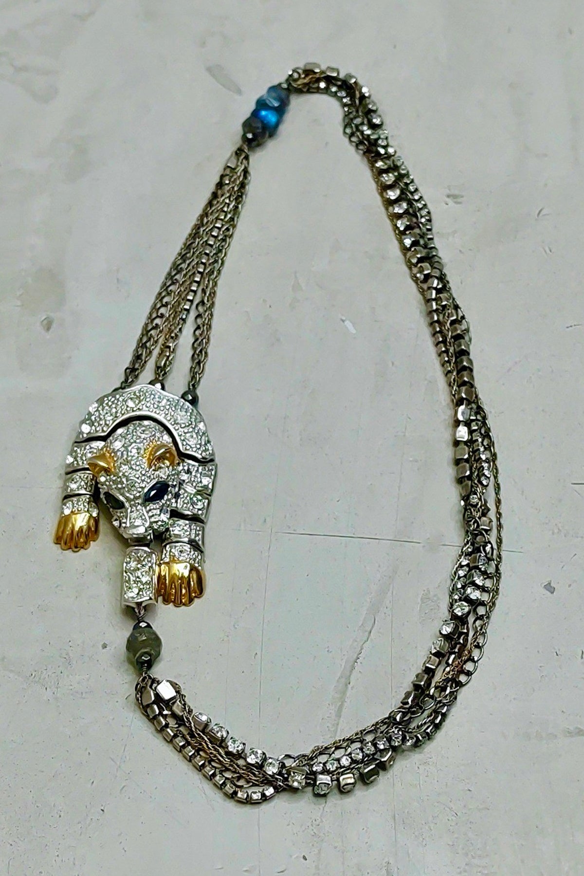 Collar plateado con cadena robusta y colgantes de leopardo y tigre decorados con cristales brillantes para un toque elegante y moderno