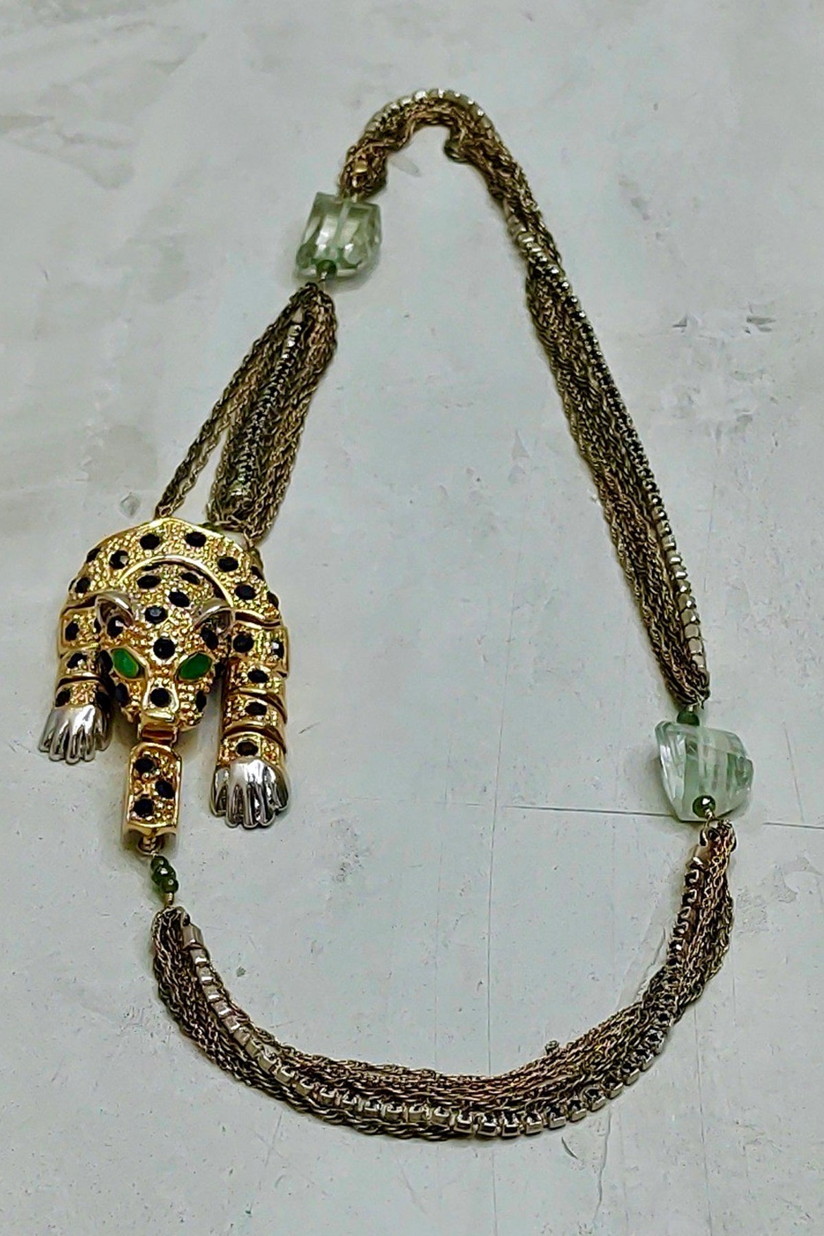 Collar dorado chapado con cadena y colgante de leopardo y tigre con cristales brillantes para un toque sofisticado y atrevido